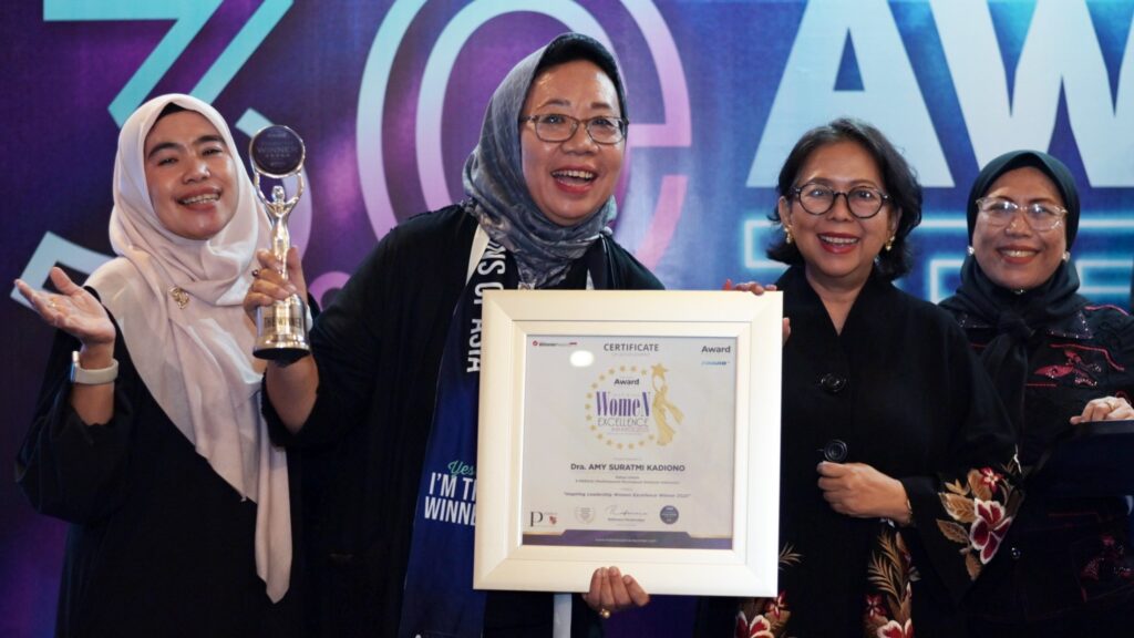 perempuan-hebat-bangsa-bermartabat-dra-amy-suratmi-kadiono-terima-penghargaan-inspiring-women-excellence-awards-2025-dalam-ajang-prestisius-indonesia-award-magazine